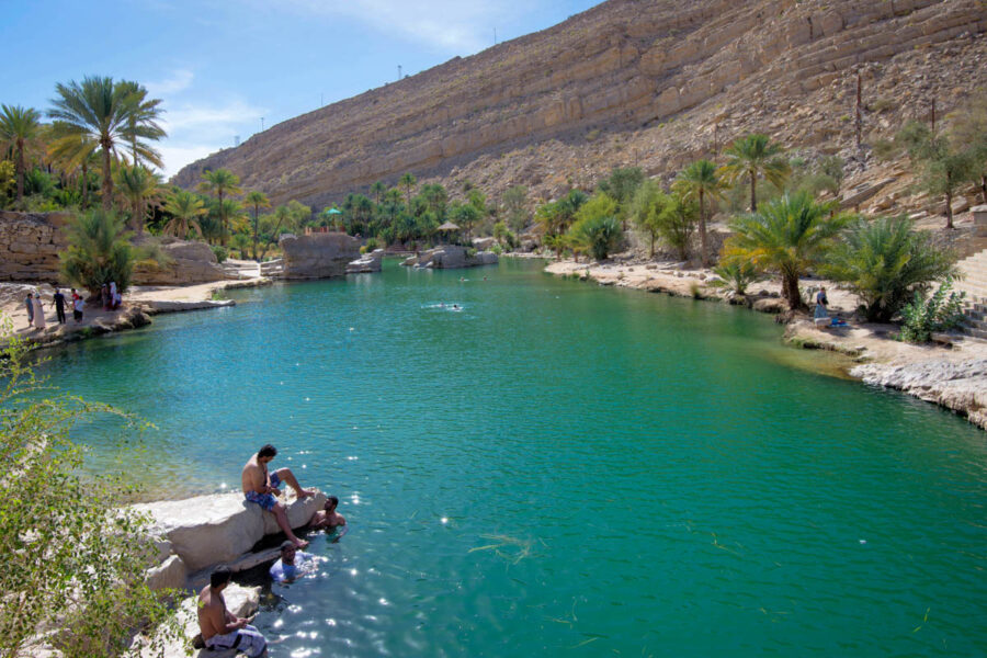 Nach etwa einer Viertelstunde Fußmarsch vom Parkplatz kommt das Herz des Wadi bani Khalid in Sicht – ein riesiger, türkisblauer Teich, dessen Ufer in fast karibischer Manier von Palmen gesäumt werden, Oman - © FRASHO / franks-travelbox