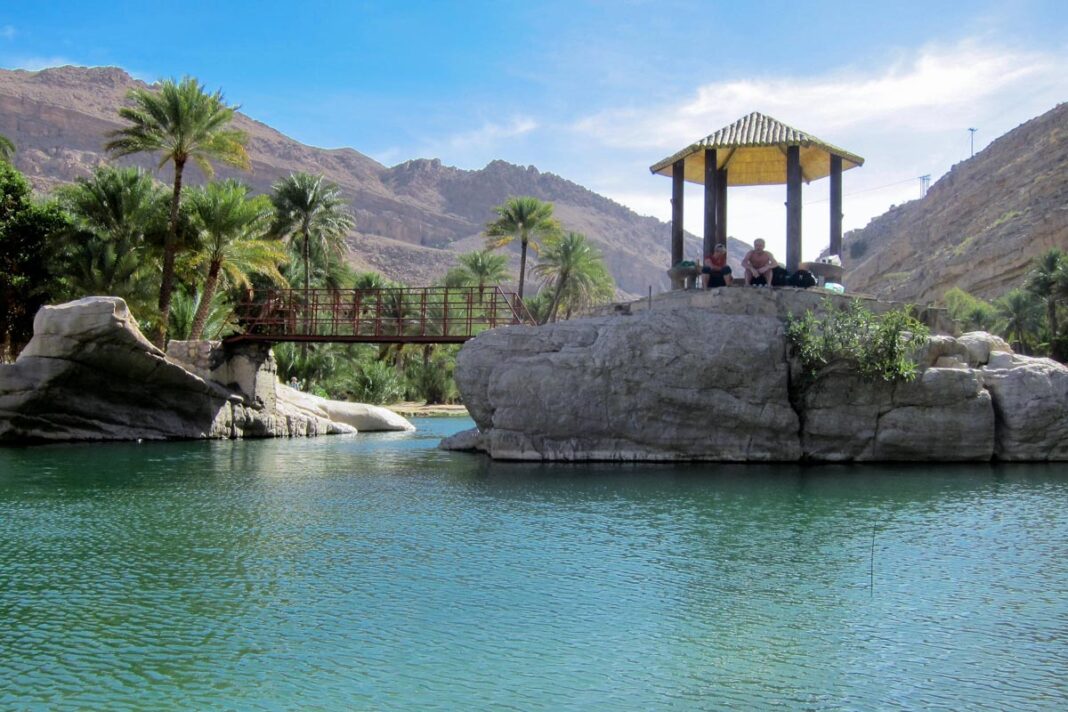 Im  Wadi bani Khalid, der bekanntesten Oase im Oman mitten in der Gebirgswüste des Al Hajar kann man das ganze Jahr über wunderbar entspannen - © FRASHO / franks-travelbox