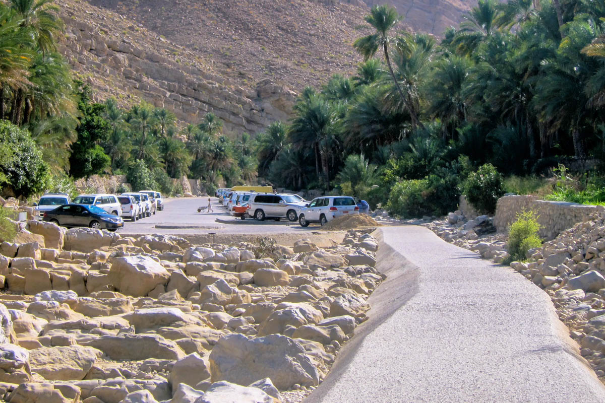 Vor allem an Wochenenden und nationalen Feiertagen sollte man das Wadi bani Khalid möglichst früh aufsuchen, um noch einen Parkplatz zu ergattern, Oman