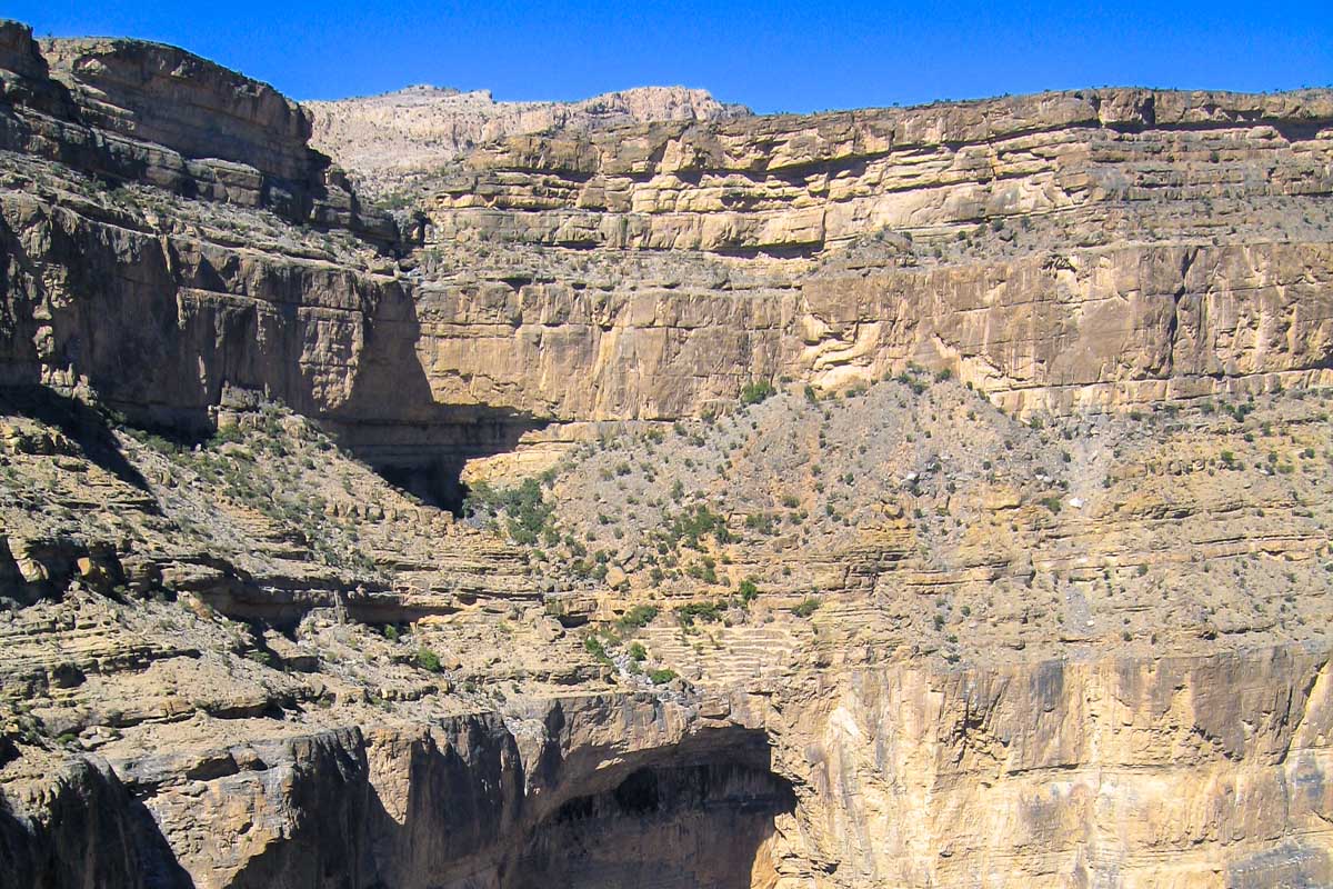 Grandioser Blick in die Felsflanken der Wadi Nakhar Schlucht – auch der Grand Canyon des Oman bezeichnet