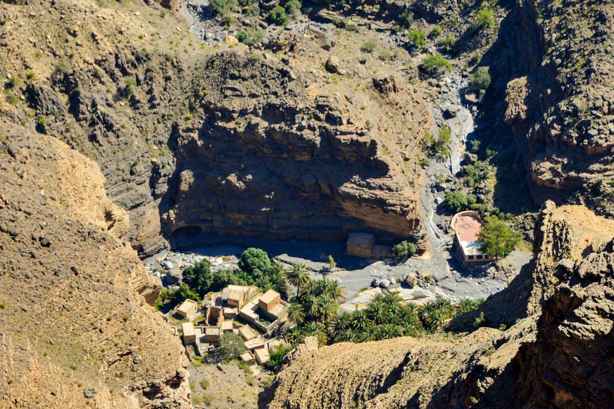 Blick vom Wanderweg des spektakulären Wadi Nakhar auf eine Oase am Grund des Grand Canyon im Oman