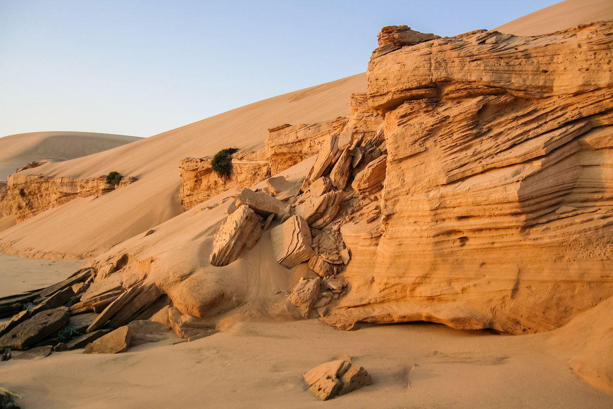 Wunderschöne Sandformationen im Süden der Ramlat al Wahiba, wenn die Wüste auf das Meer trifft, Oman