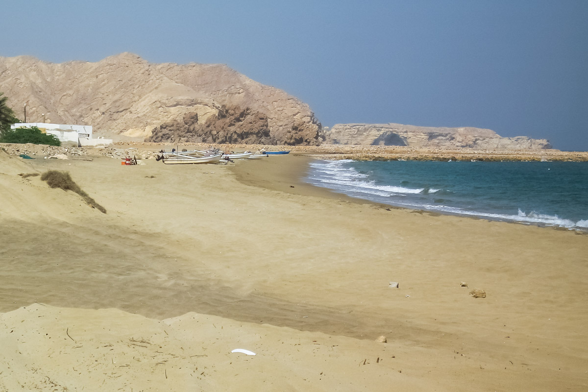 Fischerboote liegen am Strand von Yiti-Beach, Oman