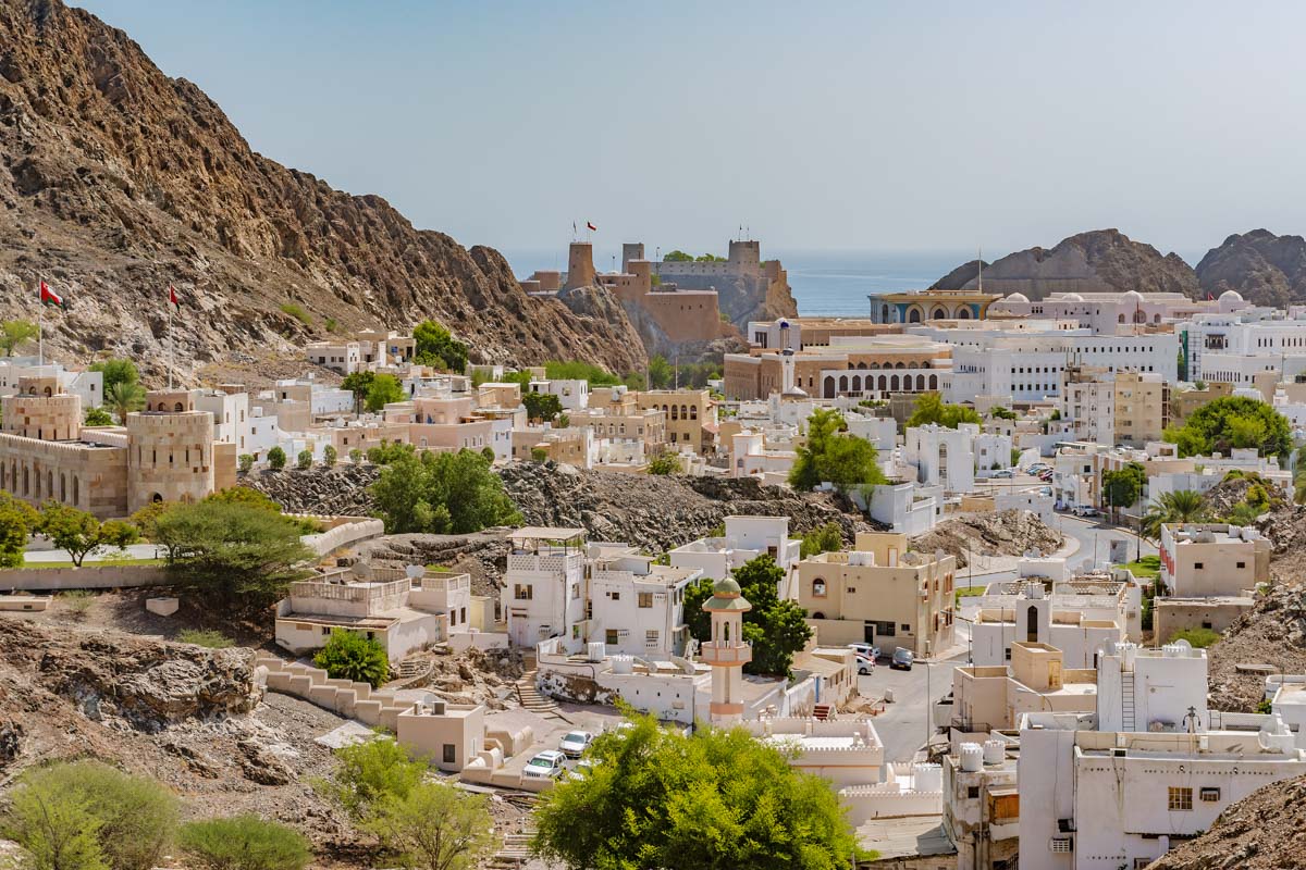 Blick über die Altstadt von Muscat mit den beiden Festungen Mirani und Jalali, die den Hafen bewachen, Oman