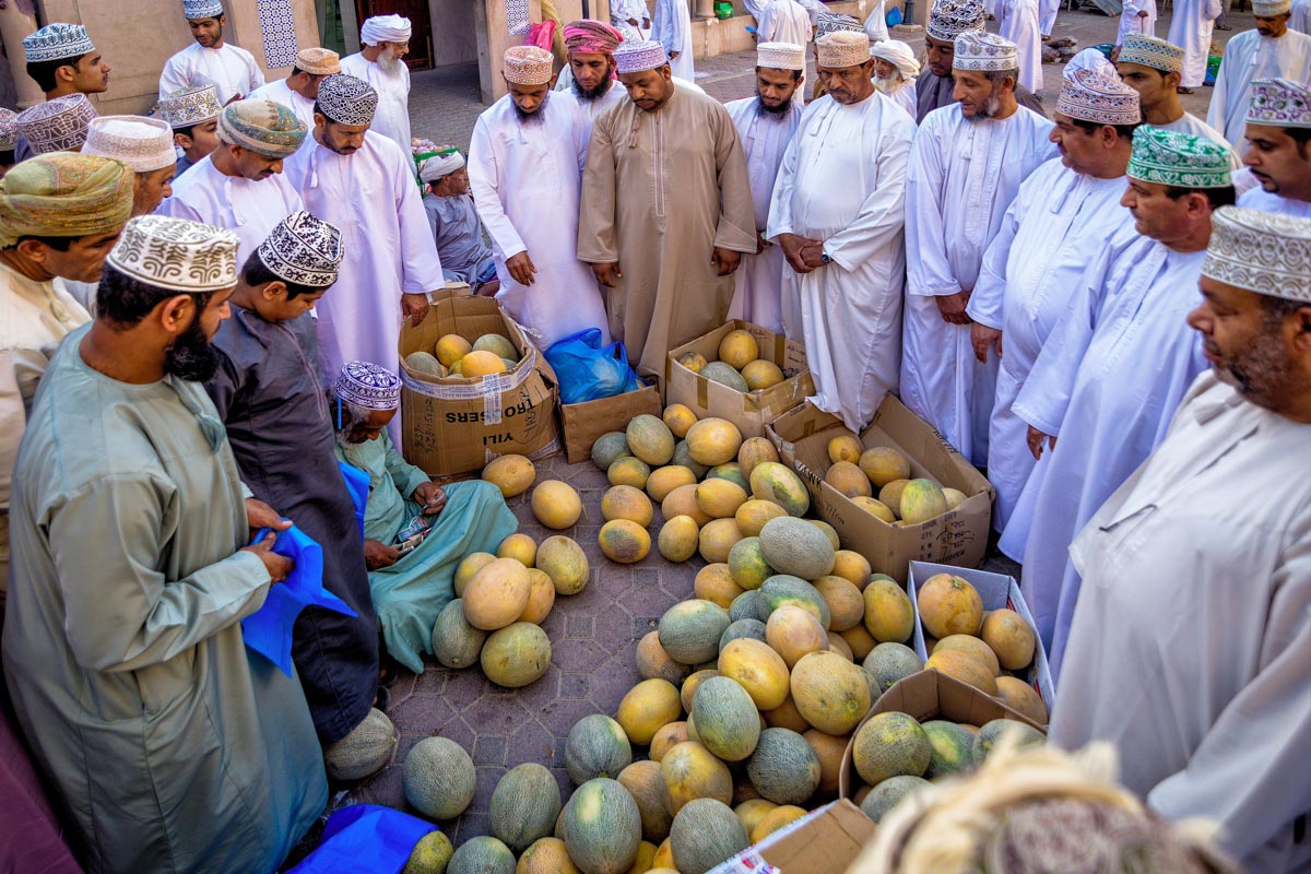 Am Gemüsemarkt von Nizwa feilschen die Omanis um die Preise, Oman