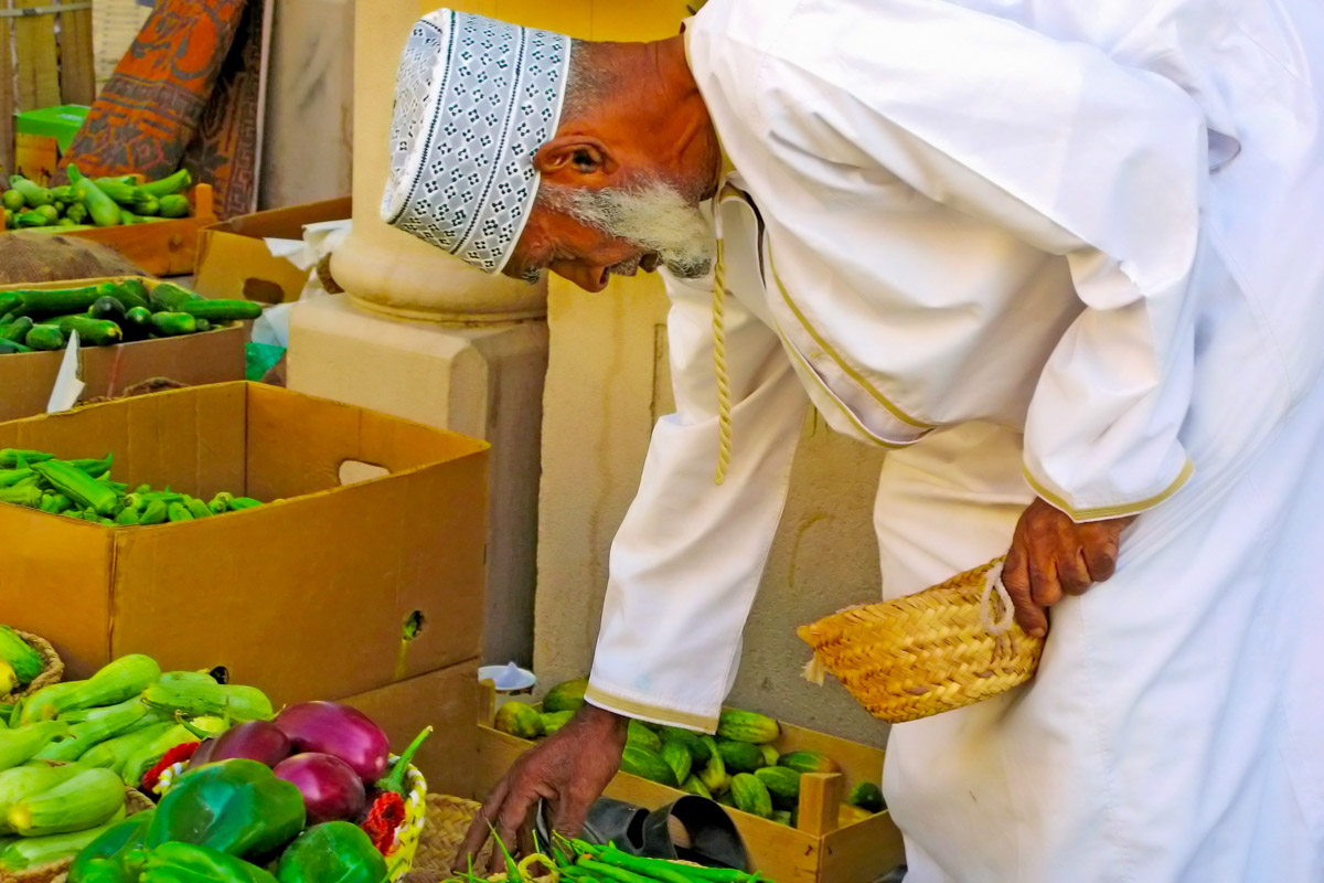 Shoppen am umfangreichen Gemüsemarkt von Nizwa, Oman