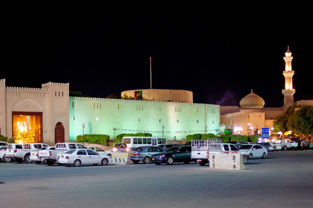 Ein gewaltiges Tor führt in das bunte Treiben der Altstadt von Nizwa, Oman