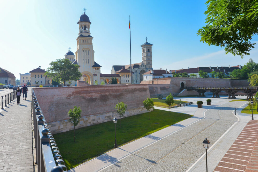 Hinter den Mauern der Festungsanlage von Alba Iulia ragen die hübschen Glockentürme der orthodoxen und katholischen Kirchen in den Himmel, Rumänien - © FRASHO / franks-travelbox