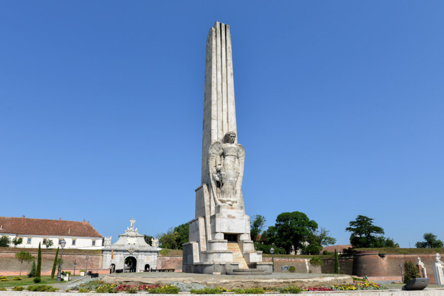 Vor dem Poarta III erinnert der kolossale Obeliscul Horea, Cloșca și Crișan an die drei Anführer des Bauernaufstandes von 1784, die in Alba Iulia hingerichtet wurden, Rumänien - © FRASHO / franks-travelbox