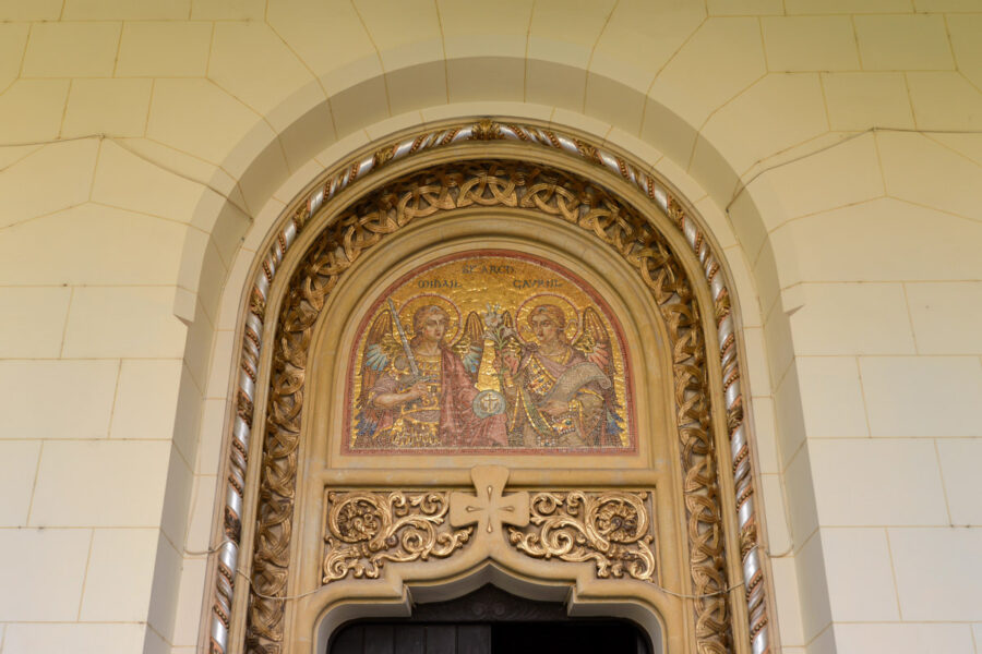 Das goldene Mosaik über dem Eingangsportal der Orthodoxen Kathedrale von Alba Iulia zeigt die beiden Erzengel Michael und Gabriel, Rumänien - © FRASHO / franks-travelbox