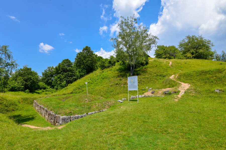 Von der einst mächtigen Festung Costești-Cetățuie sind heute nur noch einige niedrige Mauern und der hufeisenförmige Erdwall erhalten, Rumänien - © FRASHO / franks-travelbox