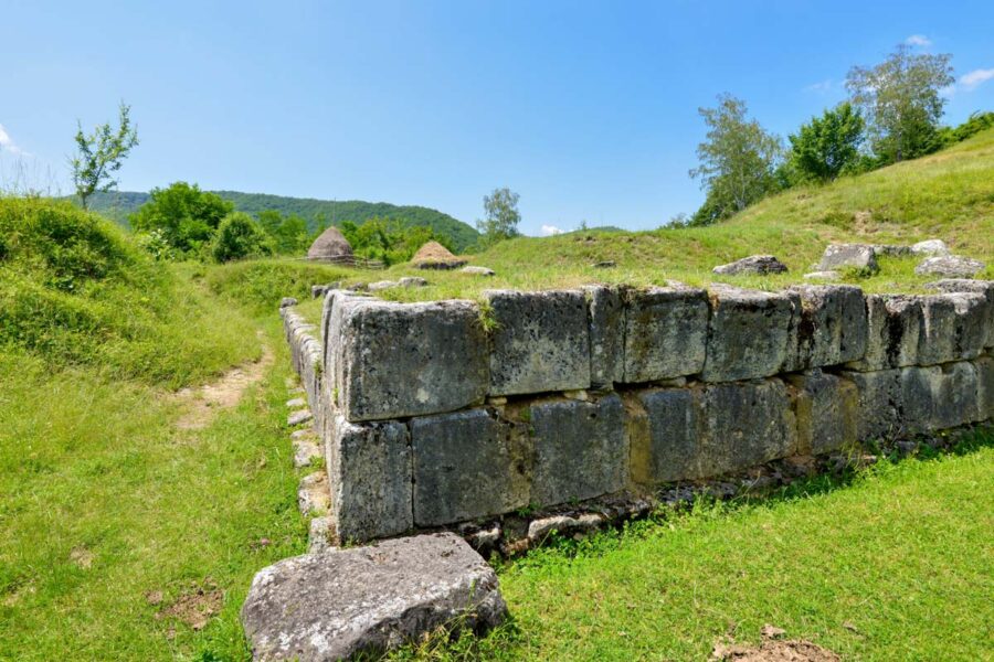 Trotz seiner mächtigen Mauern wurde Costești-Cetățuie im zentralen Rumänien im Zuge des Zweiten Dakischen Krieges, von den Römern in Brand gesetzt - © FRASHO / franks-travelbox