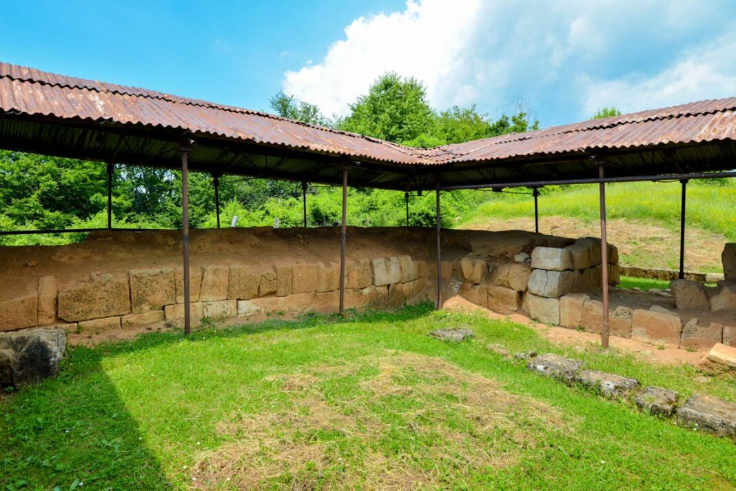 Die so genannten „Daker-Mauern“, wie bei der Festung Costești-Cetățuie, wurden aus Kalksteinquadern und Erdreich ganz ohne Mörtel errichtet, Rumänien - © FRASHO / franks-travelbox