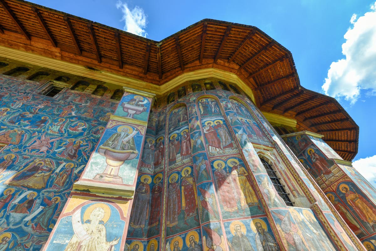 Die Rundungen der Apsis des Klosters Moldovița, Rumänien, zieren Propheten, Heilige, Mönche und Apostel