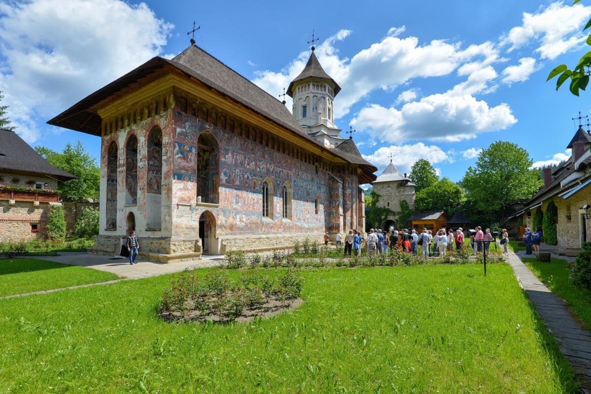 Als eines der schönsten aller Moldauklöster der Bukowina in Rumänien herrscht beim Moldovița-Kloster häufig großer touristischer Andrang