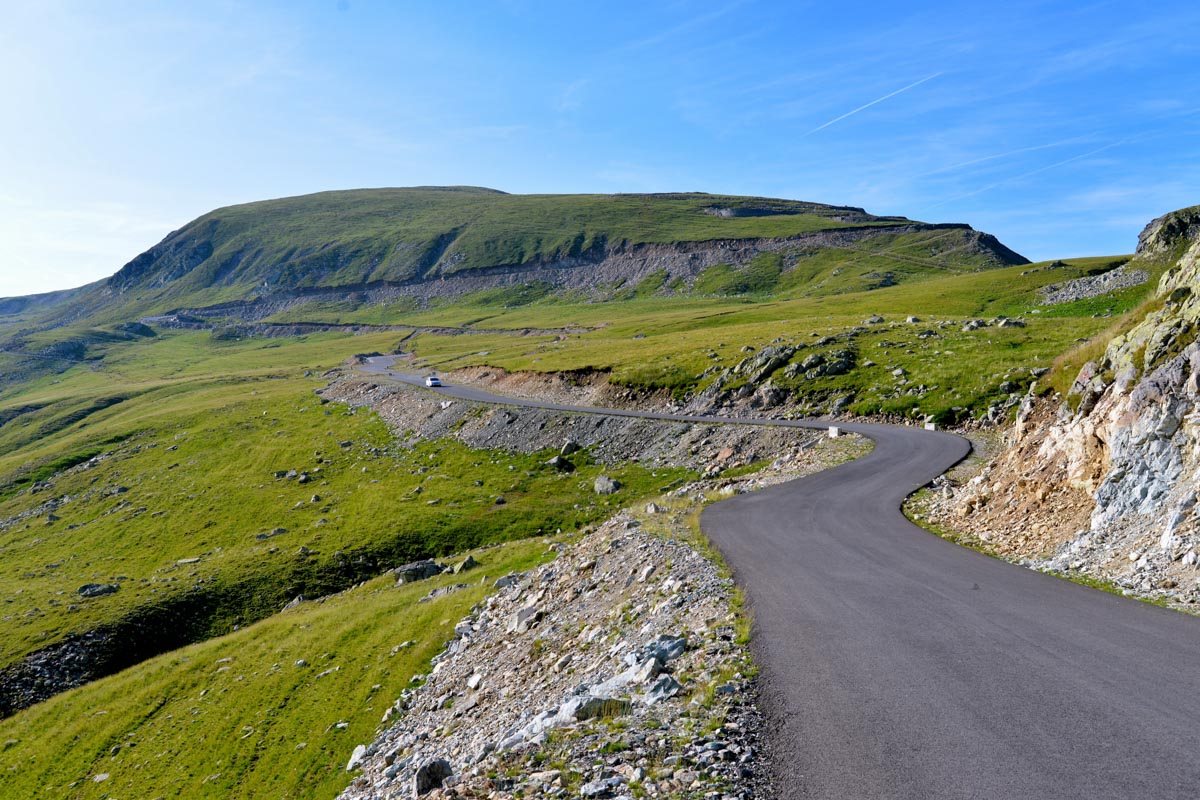 Die Panoramastraße Transalpina verbindet seit 1939 Siebenbürgen mit der Walachei und ist die höchste mit dem Auto befahrbare Straße Rumäniens