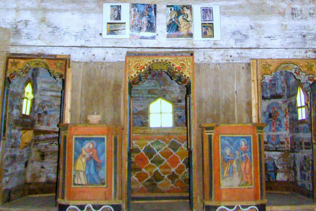 Der Innenraum der Holzkirche von Bârsana ist über und über mit prachtvollen Malereien versehen, Rumänien