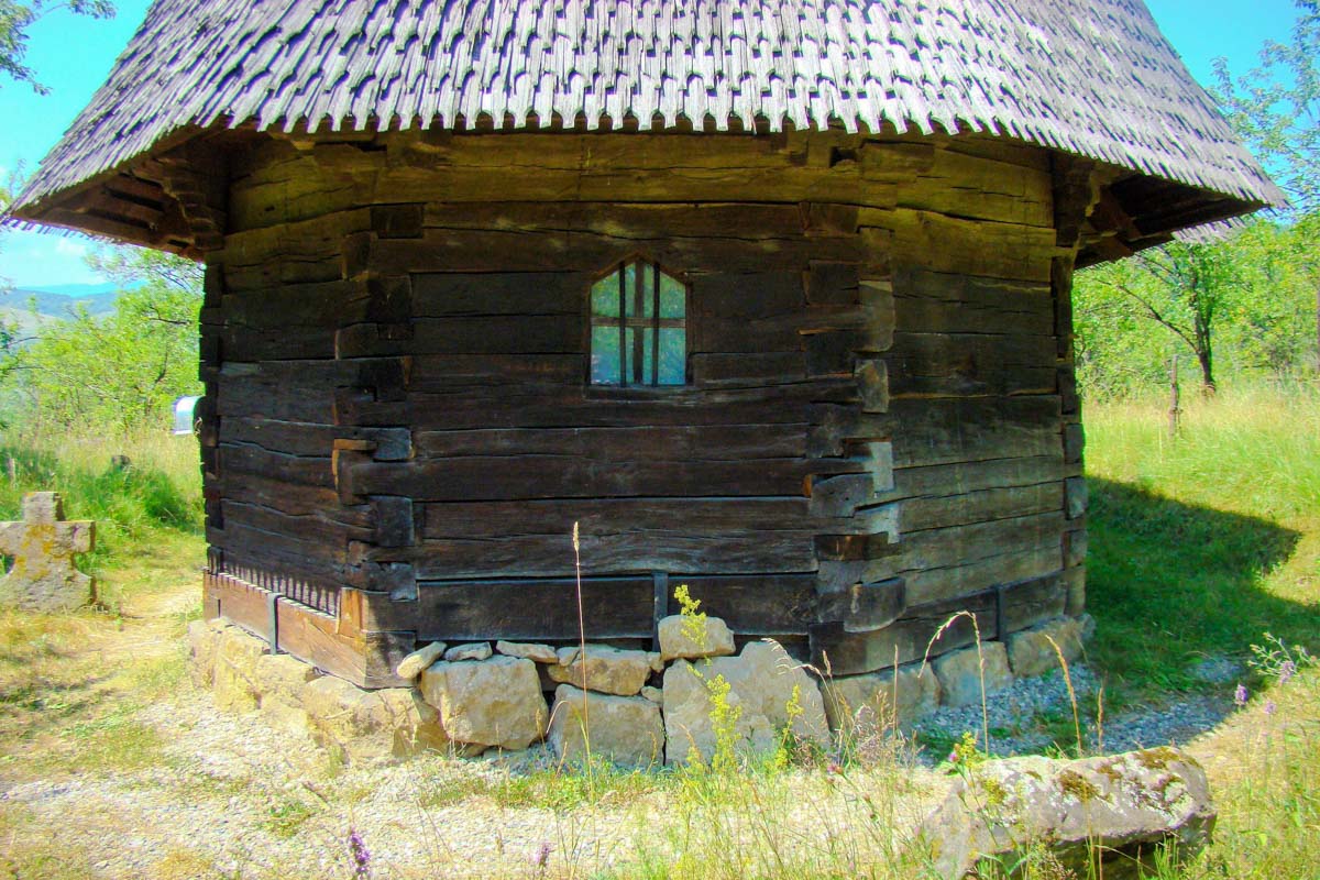 Die Holzkirche von Bârsana ist die einzige Holzkirche der Maramureș, die von einer Klosterkirche zur Pfarrkirche wurde, Rumänien