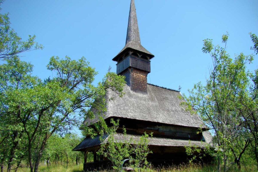 Die eindrucksvolle Holzkirche von Bârsana im Norden Rumäniens zählt zu den acht Holzkirchen der Maramureș, die zum UNESCO-Weltkulturerbe erklärt wurden - © ȚetcuMirceaRareș CC BY-SA3.0RO
