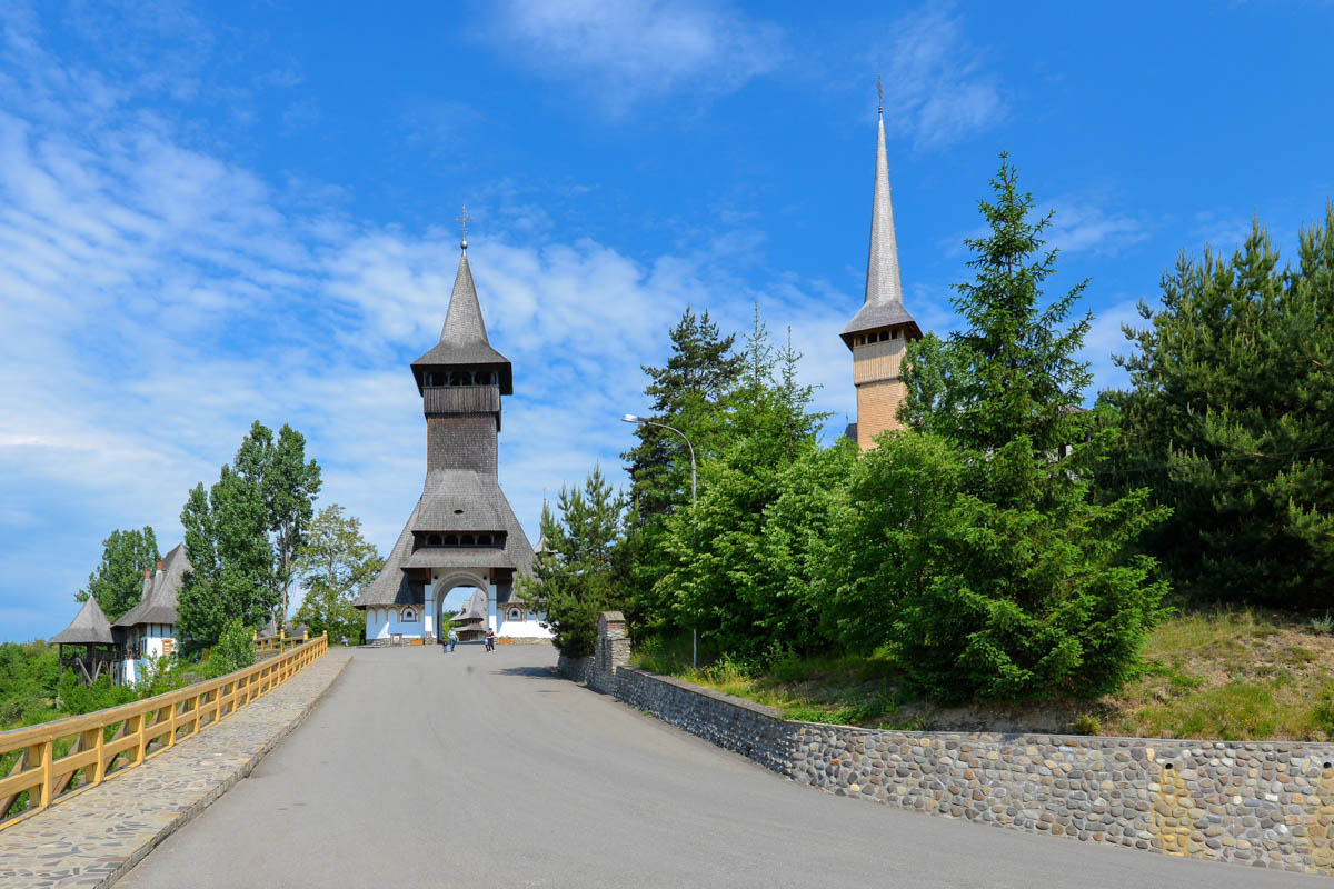 Der malerische Klosterkomplex von Bârsana wird durch einen Glockenturm betreten, der ebenso wie die Klosterkirche durch sein charakteristisches Spitzdach auffällt, Rumänien