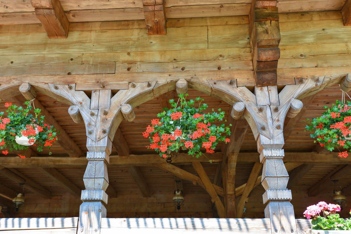 Das Nonnenwohnhaus der Klosteranlage von Bârsana, Rumänien, wird von üppigem Blumenschmuck geziert