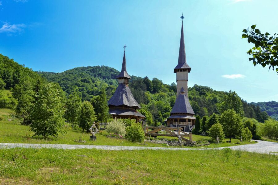 Die eindrucksvolle Klosteranlage der Stadt Bârsana im Norden von Transsylvanien zählt zu den schönsten und bemerkenswertesten Holzbauten Rumäniens - © FRASHO / franks-travelbox