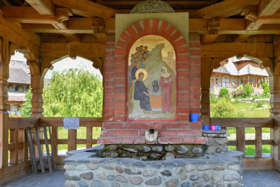 Kunstvoller Brunnen inmitten der idyllischen Klosteranlage von Bârsana, Rumänien - © FRASHO / franks-travelbox