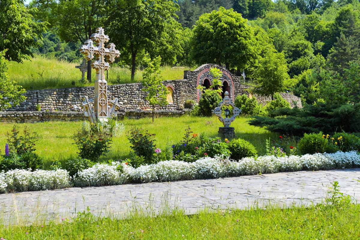 Gepflasterte Wege, Blumenbeete und Obstbäume verströmen in der Klosteranlage von Bârsana eine Atmosphäre von Ruhe und Frieden, Rumänien