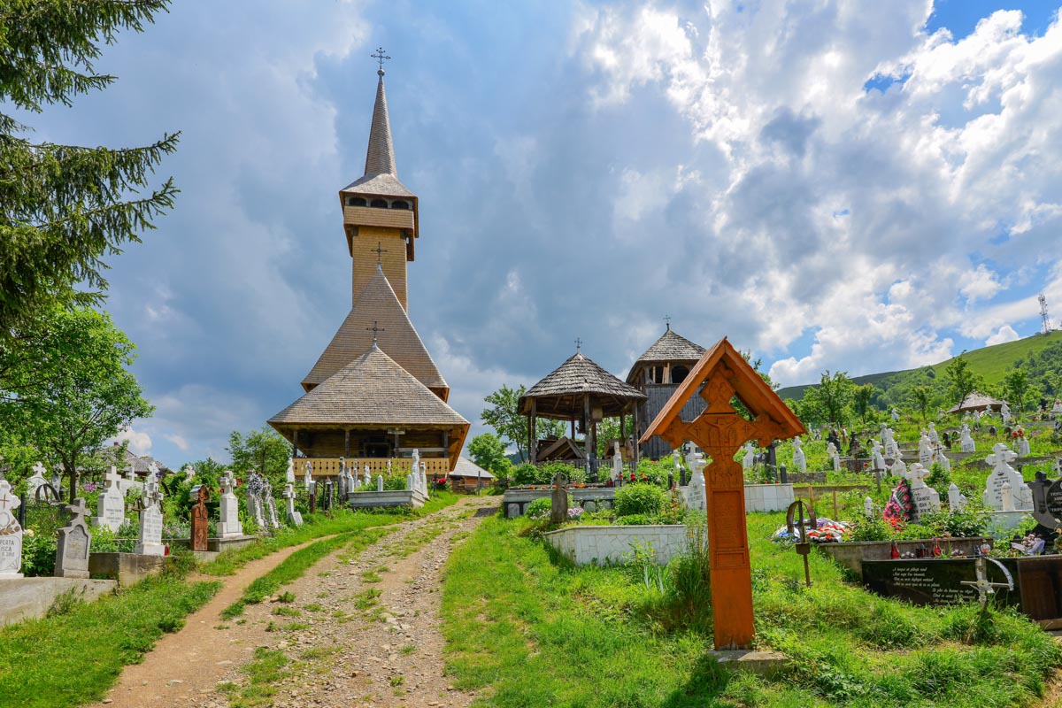 Botiza im Norden von Rumänien beherbergt eine traditionelle Holzkirche und ein sehenswertes Museumshaus