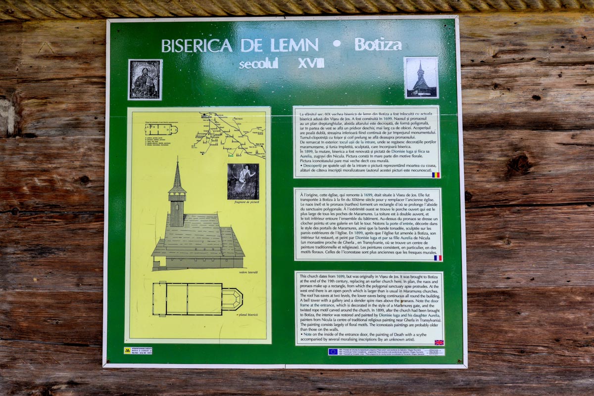 Hinweisschild an der Holzkirche von Botiza, Rumänien