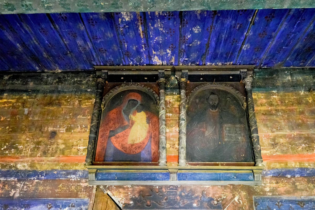 Ikonen in der Holzkirche von Botiza, Rumänien