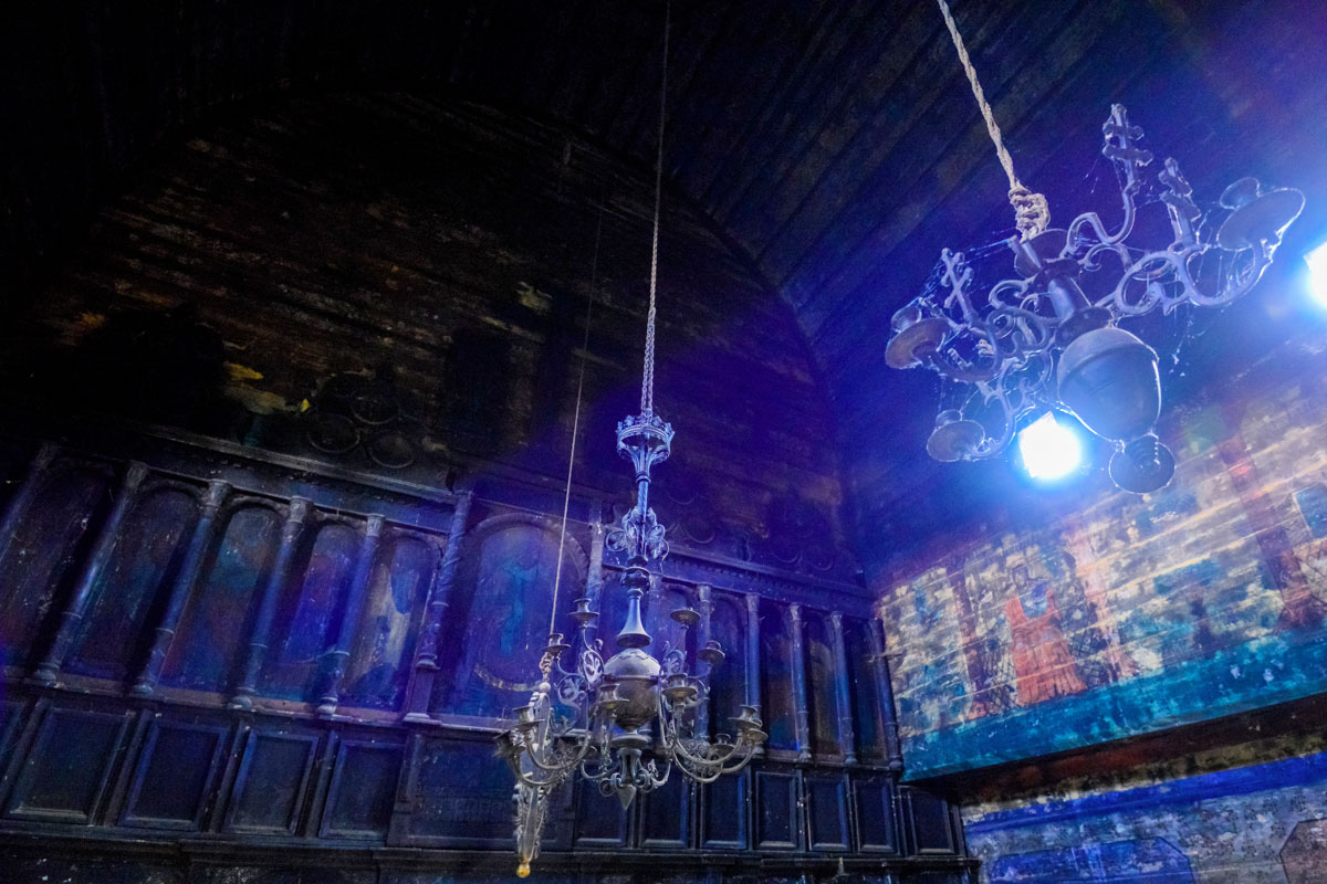 Die Malereien an den Innen- und Außenwänden der Holzkirche von Botiza wurden 1899 von Dinoisie Iuga und dessen Tochter Aurelia geschaffen, Rumänien