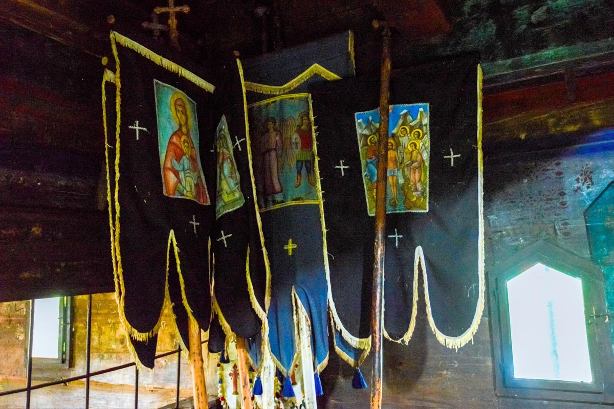 Auch die Textilien in der Holzkirche von Botiza sind traditionell handgefertigt, Rumänien