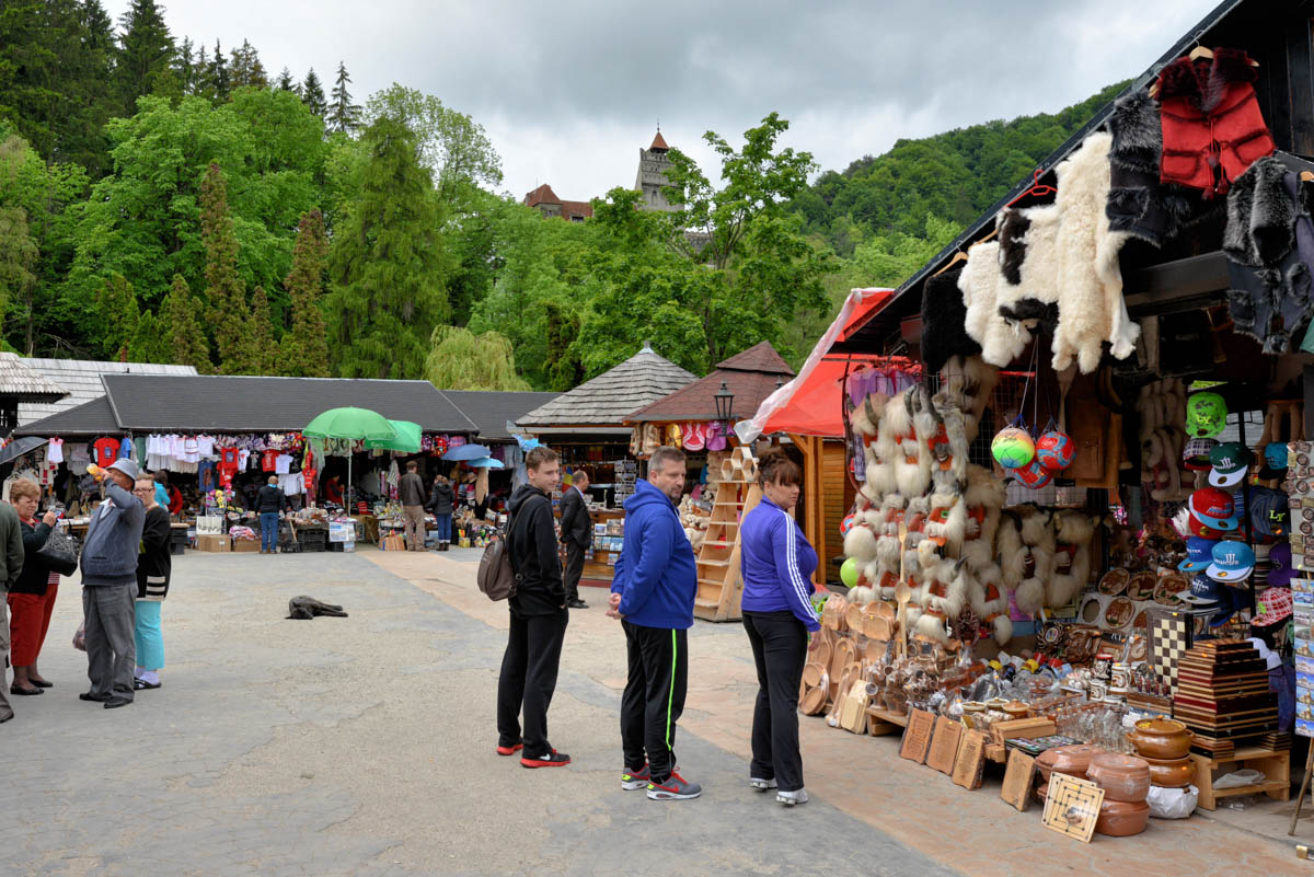Aufgrund der zahlreichen Souvenirläden ist unschwer zu erkennen, dass das Schloss Bran zu den touristischsten Destinationen Rumäniens zählt