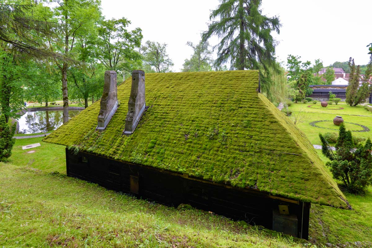 Ein sehenswertes Haus im Freilichtmuseum des Schloss Bran, Siebenbürgen, Rumänien
