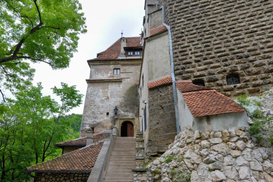 Eingang zum Schloss Bran in Rumänien, international bekannt als der Wohnsitz von Bram Stokers Dracula - © FRASHO / franks-travelbox