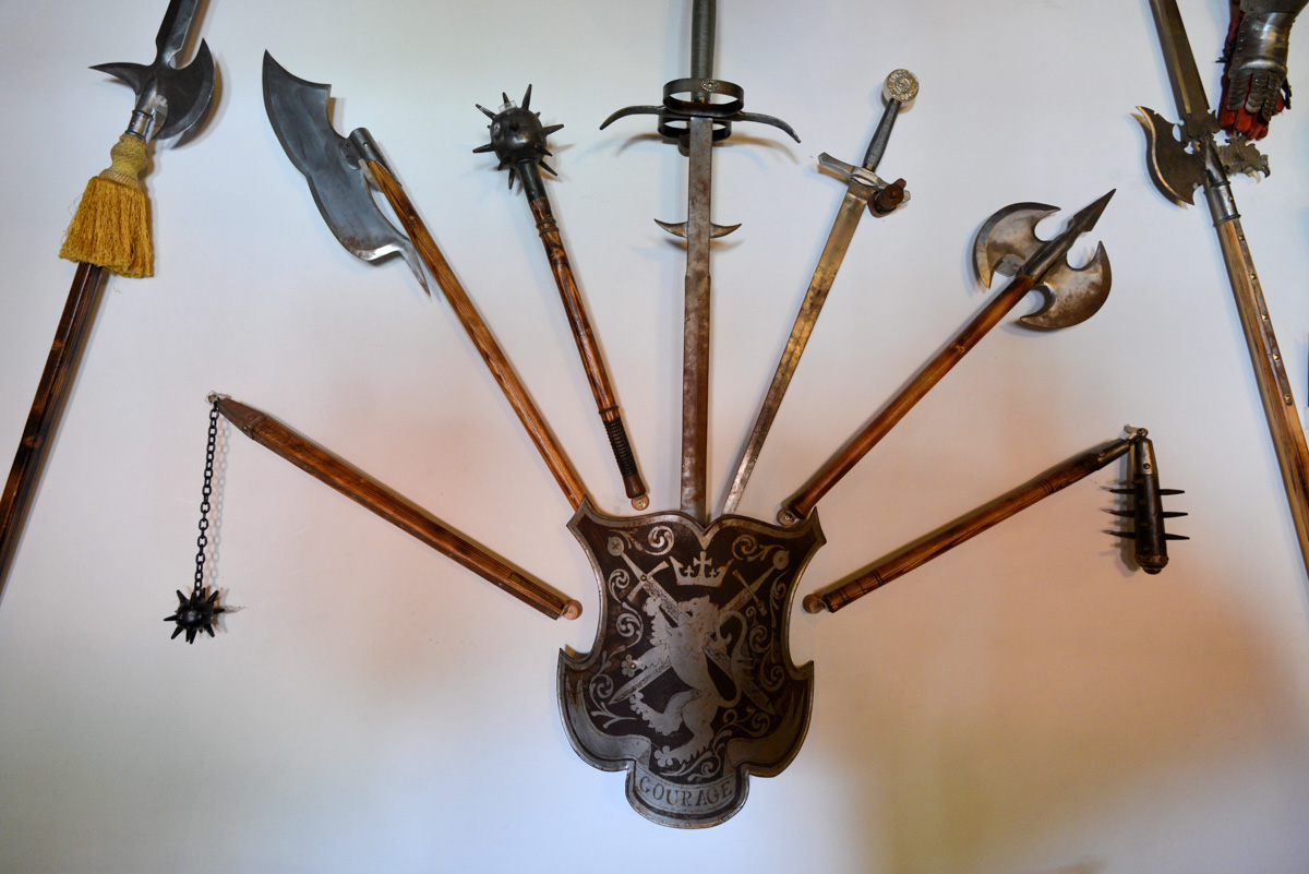 Mittelalterliche Waffen im Schloss Bran, dem so genannten Dracula-Schloss in Rumänien