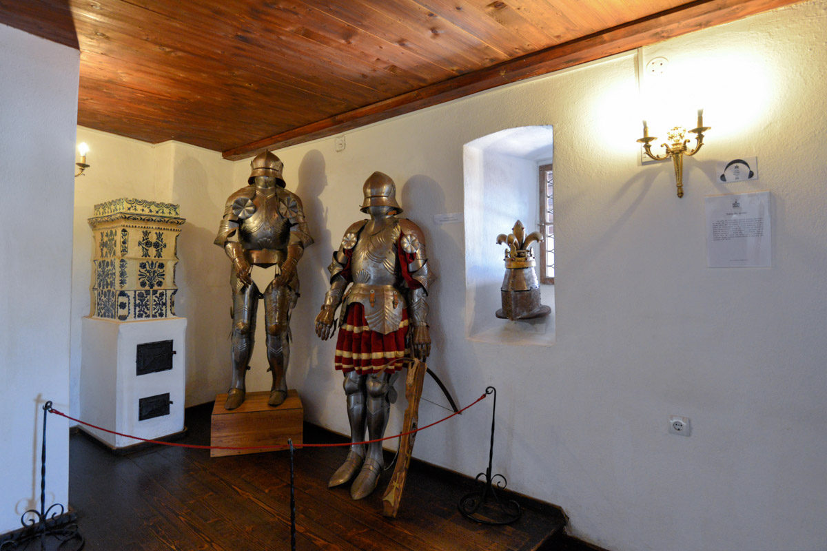 Die meisten Besucher kommen jedoch nicht wegen der historischen Gegenstände, sondern aufgrund des fiktiven Hausherrn Dracula ins Schloss Bran nach Rumänien