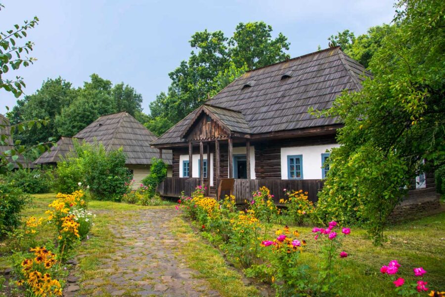 Im Freilichtmuseum Muzeul Național al Satului „Dimitrie Gusti” kann man 300 original erhaltene Gebäude aus allen Teilen Rumänienes besichtigen - © Victor Lauer / Shutterstock