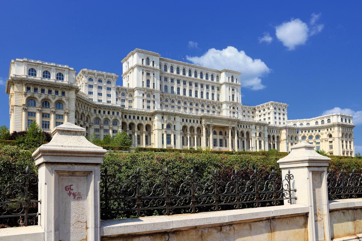 Der Parlamentspalast in der rumänischen Hauptstadt Bukarest hat wahrlich das Recht, sich als Palast zu bezeichnen; er zählt zu den größten Bauten der Welt