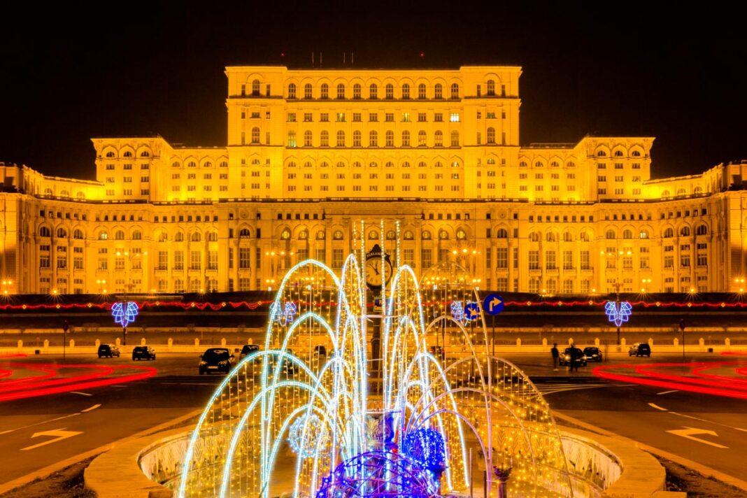 Nachtansicht des Parlamentspalastes in Bukarest in der Vorweihnachtszeit, Rumänien - © Sorin Colac / Shutterstock