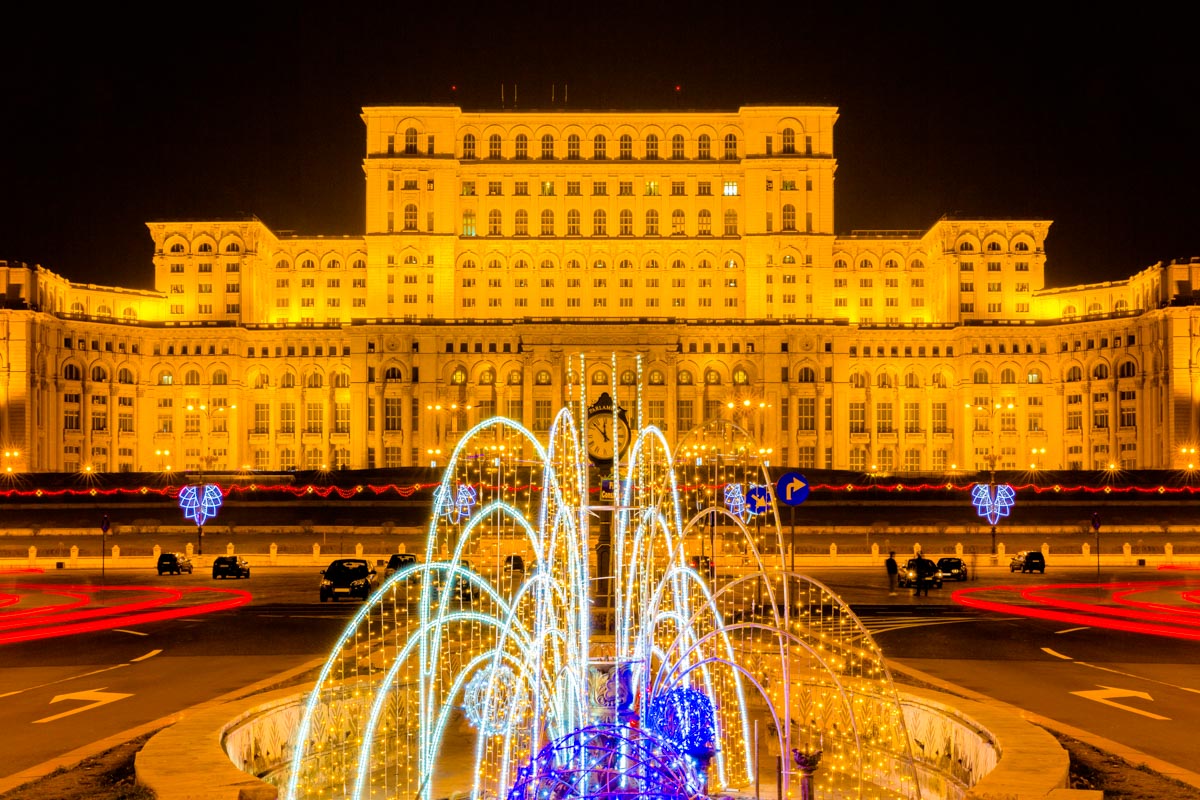 Nachtansicht des Parlamentspalastes in Bukarest in der Vorweihnachtszeit, Rumänien
