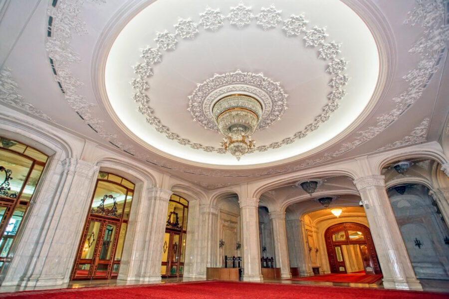Internationale Aufmerksamkeit erhielt der Parlamentspalast in Bukarest im April 2008, als er als Veranstaltungsort für die Parlamentarische Versammlung der NATO fungierte, Rumänien - © Stephane Bidouze / Shutterstock