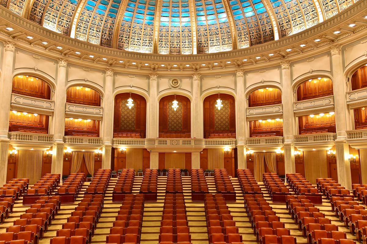 Der festlich beleuchtete Parlamentssaal im Parlamentspalast in Bukarest, Rumänien
