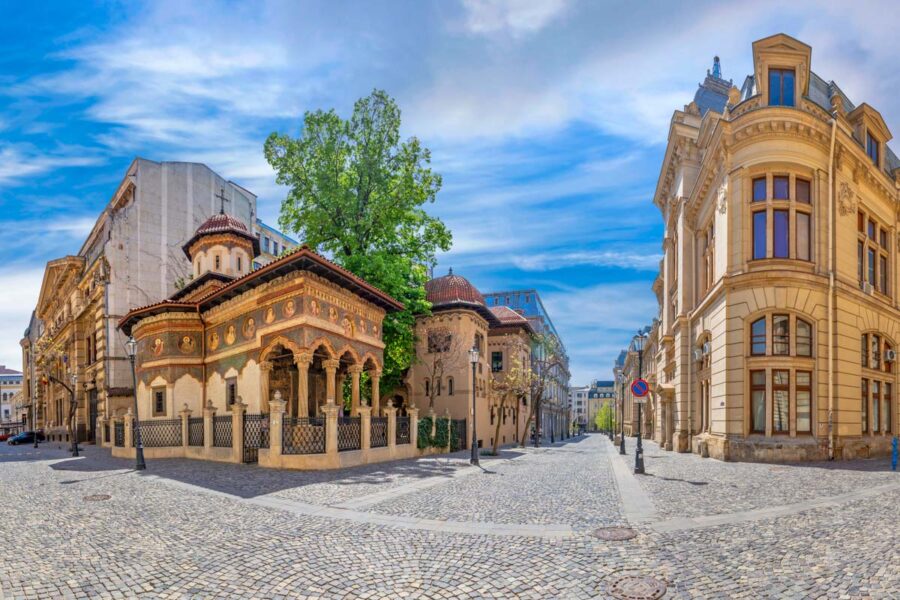 Das rumänisch-orthodoxe Kloster Stavropoleos im historischen Teil von Bukarest zählt zu den wichtigsten Architekturdenkmälern der Stadt, Rumänien - © stoimilov / Shutterstock