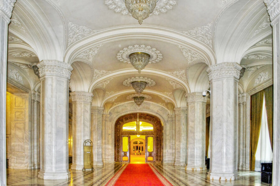 Besichtigungstouren durch den Paralamentspalast dauern zwischen zwei und drei Stunden und  führen durch die schönsten Galerien und Säle sowie auf den Balkon des Palastes, Bukarest, Rumänien - © Little_Desire / Shutterstock
