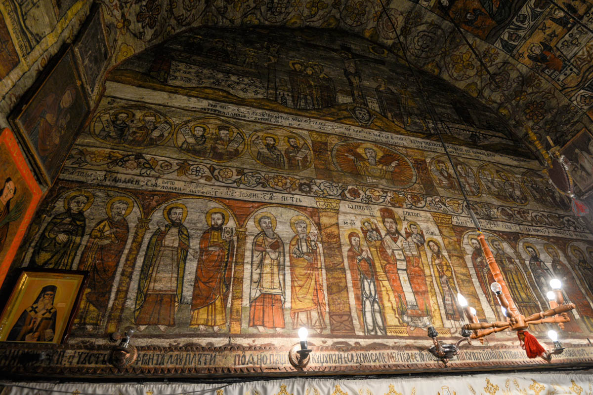 Die kostbaren Fresken in der Holzkirche von Deseşti wurden 1780 vom rumänischen Maler Radu Munteanu geschaffen, Rumänien