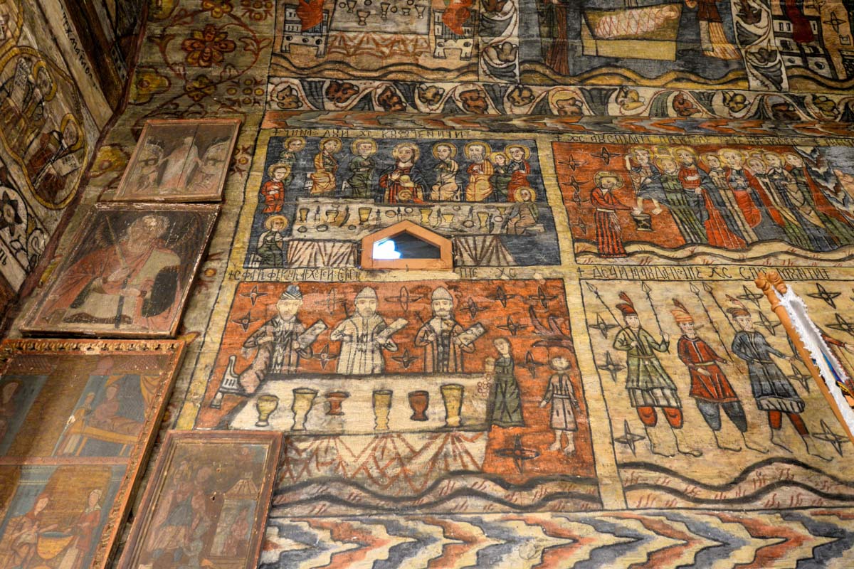 Szenen des letzten Abendmahls und der Fußwaschung als jahrhundertealte Fresken in der Holzkirche von Deseşti, Rumänien
