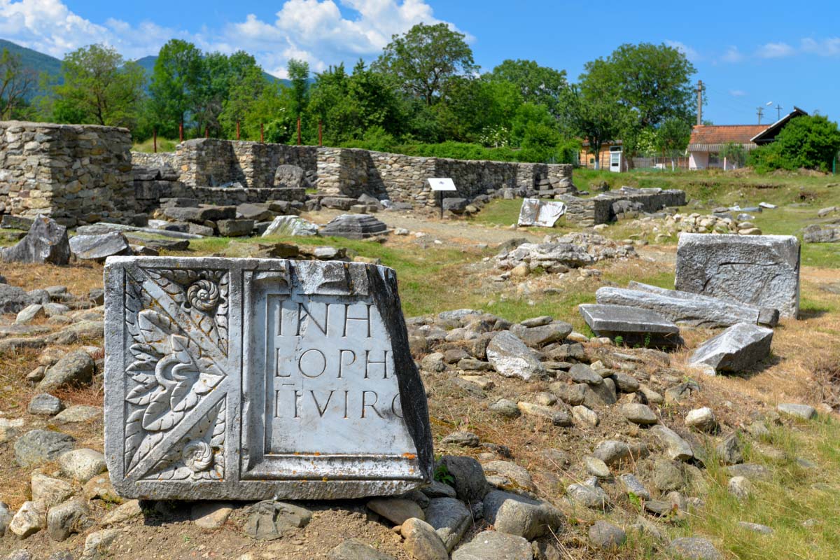 Das Forum zählt zu den besterhaltenen Strukturen der antiken römischen Stadt Ulpia Traiana Sarmizegetusa Regia in Rumänien