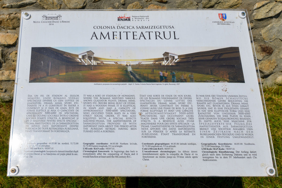Das Amphitheater von Ulpia Traiana Sarmizegetusa Regia befindet sich gleich links vom Eingang zum Ruinenfeld und fasste einst rund 6.000 Zuschauer, Rumänien